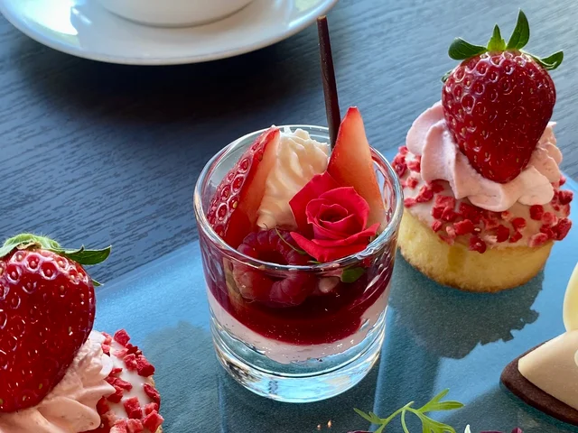 『コンラッド東京』「ストロベリー・イン・ブルーム」アフタヌーンティー　メニュー[ストロベリーパフェ]