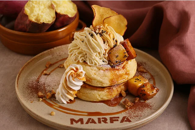 『MARFA CAFE』の「さつまいもクリームのモンブランパンケーキ」