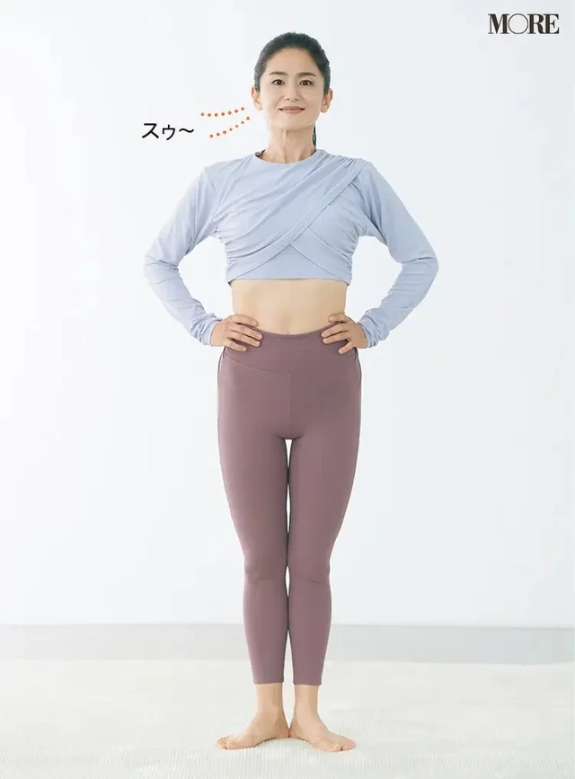 腰に手を当てて立つ女性