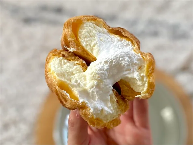 【ローソン 新作スイーツ】 「ご当地クリームシュー」シリーズ第一弾「ツインシュー（りんごクリーム＆ホイップ）（長野県産りんご）」中身のアップ