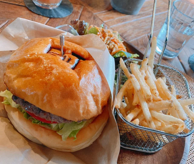 くのパンのハンバーガー