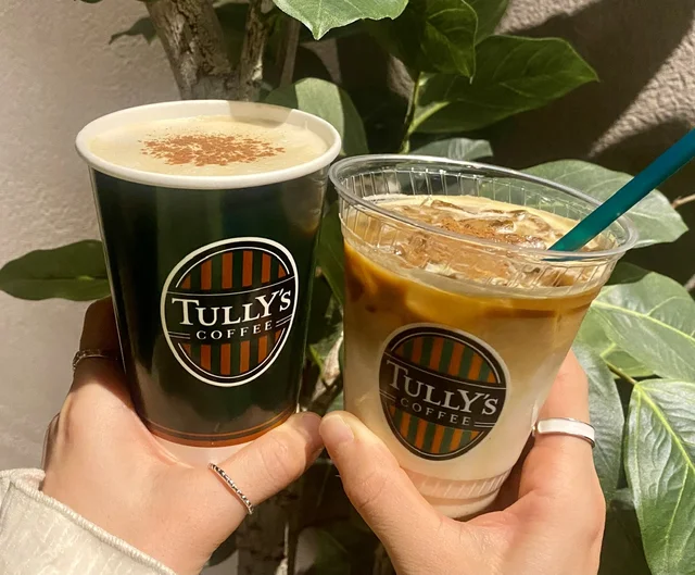 【タリーズ 新作】ドラマ『夕暮れに、手をつなぐ』とのタイアップドリンク「メープルキャラメルマキアート」