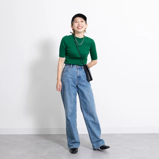 ワイドデニムをはいたスタイリスト小林さん