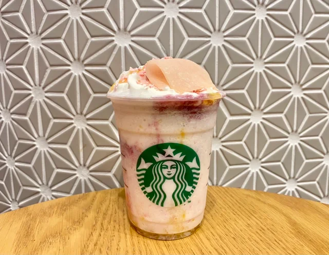 スタバ2022新作「さくらカシス ストロベリー 白玉 フラペチーノ」正面