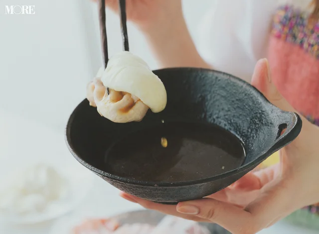 佐藤栞里が青森県のおすすめお取り寄せグルメ「LOCO・SIKI」のしゃぶしゃぶセットを食べている様子