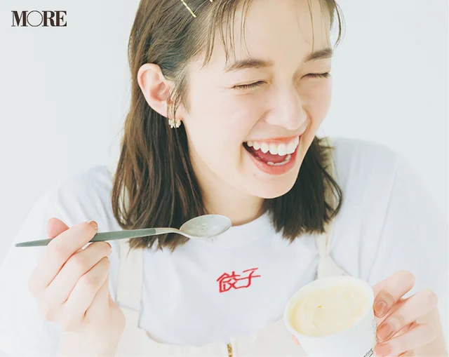 佐藤栞里が静岡県のおすすめお取り寄せグルメ「キャトルエピス」のアイスクリームを食べている様子