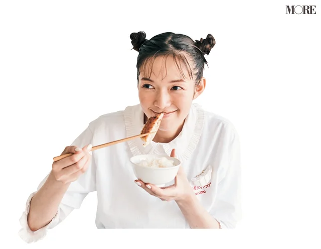 白ごはんと餃子を持った佐藤栞里