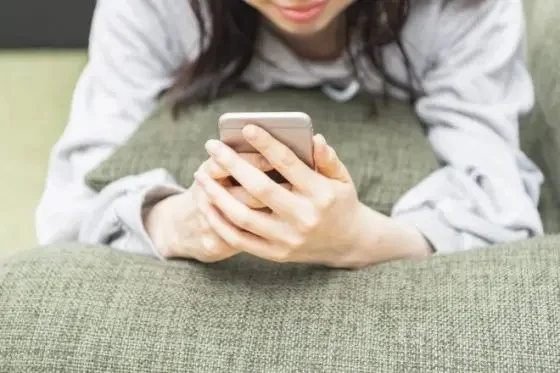 スマホを眺める女性