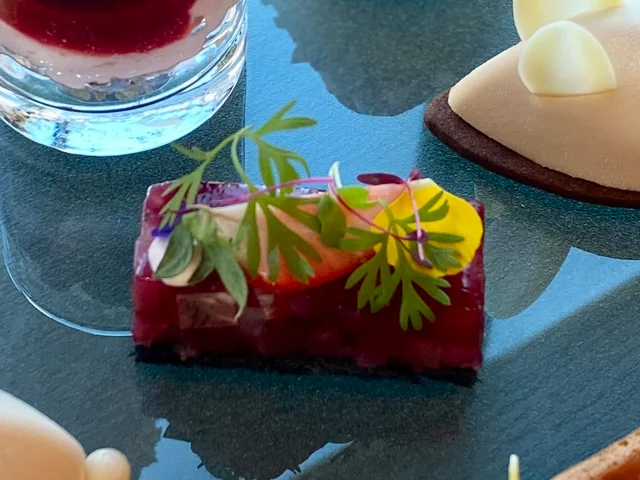 『コンラッド東京』2023「ストロベリー・イン・ブルーム」アフタヌーンティー「いちごと牛ほほ肉のボルシチ風　ケーキ仕立て」