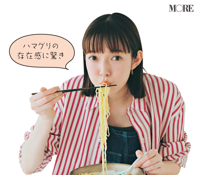 佐藤栞里が三重県のおすすめお取り寄せグルメ「はまぐり屋」のはまぐりラーメンを食べている様子