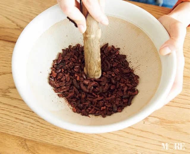 佐藤栞里が栃木県のおすすめお取り寄せグルメ「コッチェ・ル・ショコラ」のチョコレートを作るキットでチョコレートを作っている様子