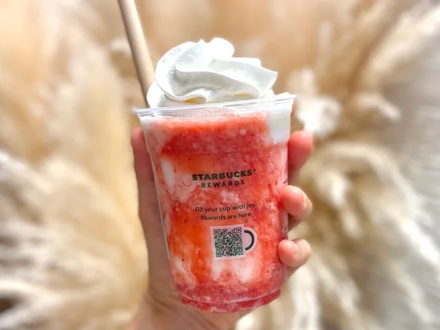 【スタバ 新作】2022年の「スターバックス　ストロベリー フラペチーノ」後ろ