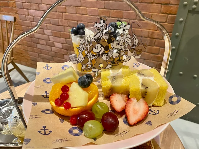 『横浜赤レンガ倉庫』の『ディズニー・ハーベスト・マーケット』、アフタヌーンティー1段目