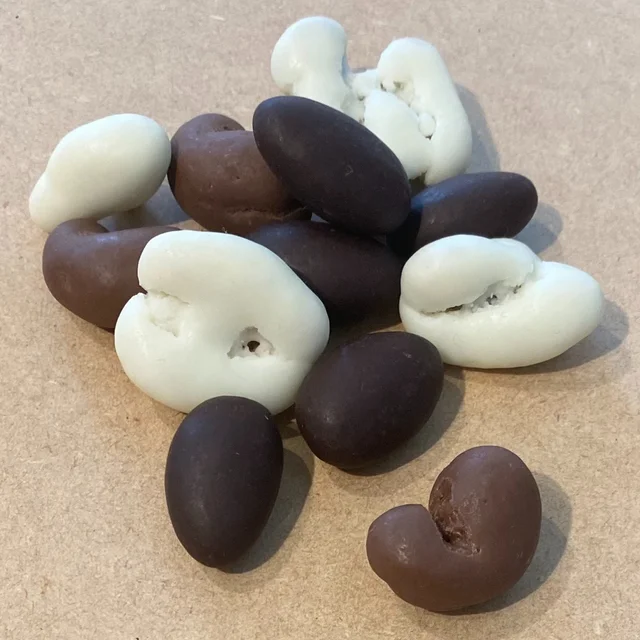 無印良品から11月以降発売予定の新作チョコレートスイーツを予習：3種のチョコがけミックスナッツ