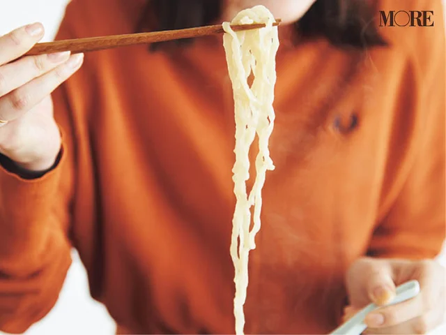 佐藤栞里が栃木県のおすすめお取り寄せグルメ「ラーメン永華」のしょうゆラーメンを食べている様子