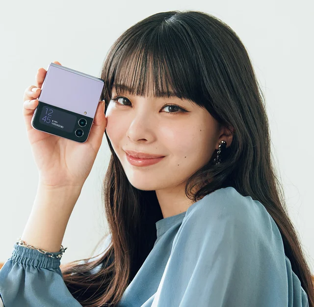 川口ゆりな&アーニャがめぐる、話題のスマホ「Galaxy Z Flip4」7つのウワサ_1