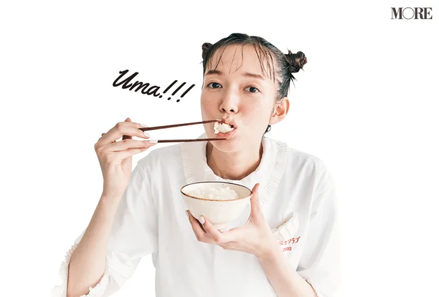 お茶碗を持ってギョーザをかじる佐藤栞里