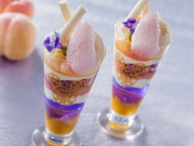 ディズニーシー2022春おすすめグルメ「スペシャルパフェ、コレクタブルグラス付き」