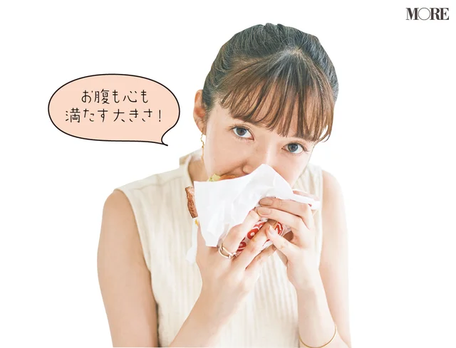 佐藤栞里が長崎県のおすすめお取り寄せグルメ「BigMan」の佐世保バーガーを食べている様子