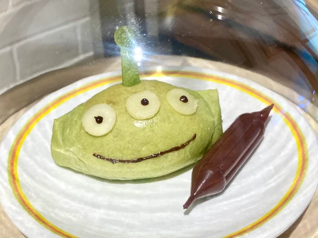 『トイ・ストーリーホテル』レストランおすすめメニュー【５】「ほうれんそうパン」</b>