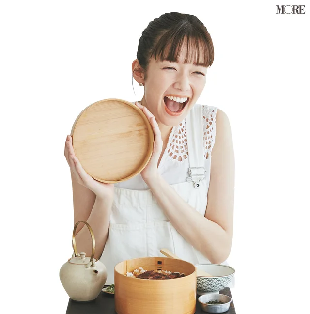 佐藤栞里が愛知県のおすすめお取り寄せグルメ「しら河」のひつまぶしを食べている様子