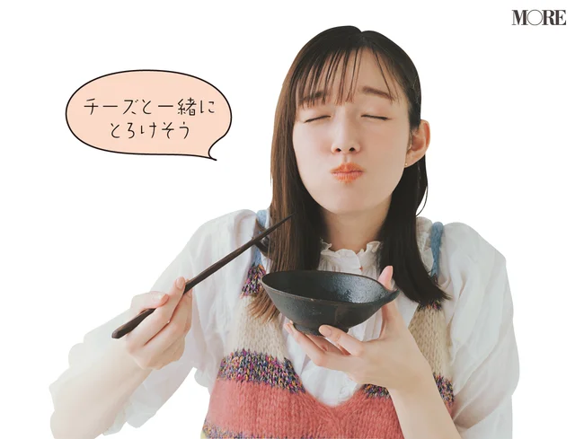 佐藤栞里が青森県のおすすめお取り寄せグルメ「LOCO・SIKI」のしゃぶしゃぶセットを食べている様子