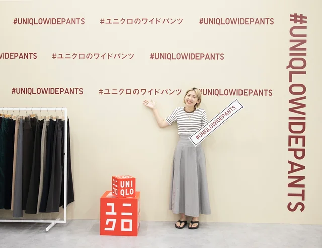 スタイリスト小林さんがフォトスポットの前に立っている
