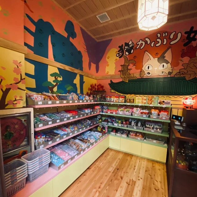 『ジブリパーク』「ジブリの大倉庫」内「駄菓子　猫かぶり姫」の店内