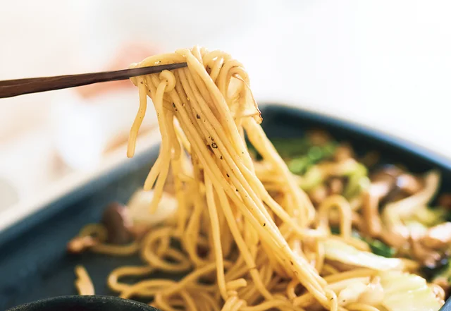 佐藤栞里が島根県のおすすめお取り寄せグルメ「カナール」の本鴨のオイルしゃぶ焼きを食べている様子