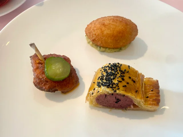 フォーシーズンズホテル丸の内 東京アフタヌーンティー、セイボリー（左から時計回りに）「チキン　ウィング　ランチドレッシング」、、「煮込み仔豚コロッケ　グリビッシュソース」、「マルノウチソーセージロール」