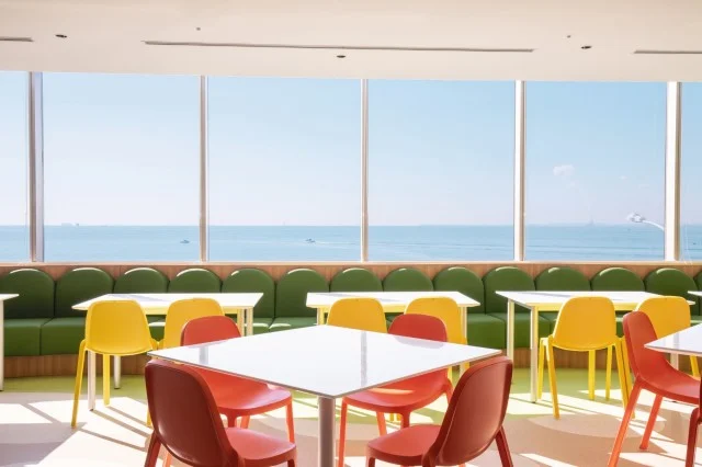 トイ・ストーリーホテル宿泊者限定レストラン「ロッツォ・ガーデンカフェ」店内