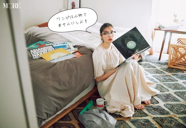 ワンピースを着て部屋で座っている新川優愛