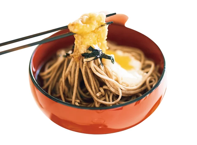 佐藤栞里が島根県のおすすめお取り寄せグルメ「献上そば羽根屋」の出雲そばを食べている様子