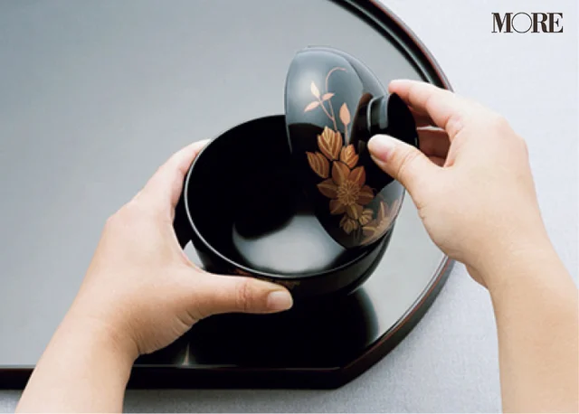 マナーブック冠婚葬祭食事編　【基本のテーブルマナー】和食・洋食の正しい振る舞いを解説。お椀のフタの取り方を解説している写真