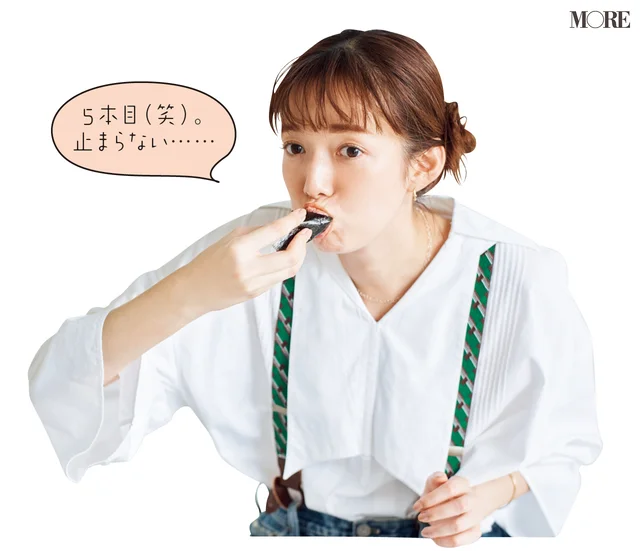 佐藤栞里が神奈川県のおすすめお取り寄せグルメ「FISHSTAND」の手巻きずしセットを食べている様子