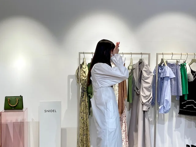 自分が考えたコーディネートに身を包んだ阿佐ヶ谷姉妹が視界に入らないよう手で目をふさいでいる井桁弘恵