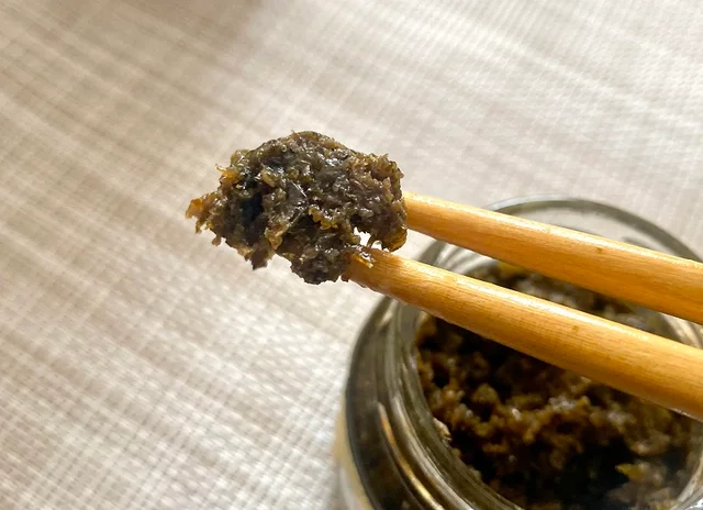 島根県「奥出雲山椒ジャコのり 頼むからごはんください。」をお箸でつまんだ様子