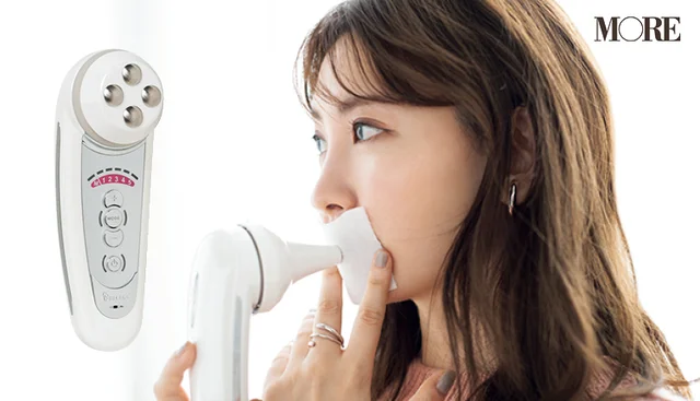 美顔器で唇をケアする小嶋陽菜
