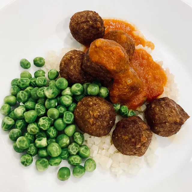 イケア（IKEA）2022年秋の新フード（フィーカ/FIKA）メニュー：プラントボールスパイシートマトソースカリフラワーライス添え