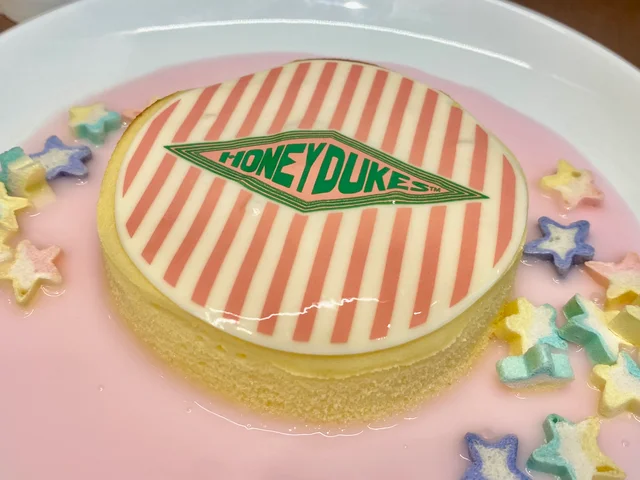 「“ハニーデュークス”ストロベリーミルクスフレケーキ」　