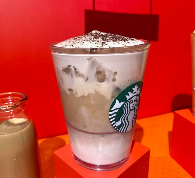 スタバ新作2022「ふわふわ ムース コーヒー GYU‐NEW」実物横から