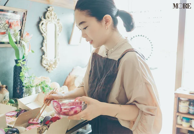 『SUNPEDAL』代表、ヴィーガンフードクリエイター・小池陽子（こいけ ようこ）さんが料理をしている様子