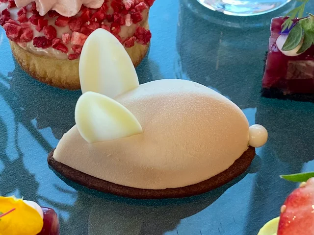 『コンラッド東京』2023「ストロベリー・イン・ブルーム」アフタヌーンティー「ルイボスティーといちごのムース」