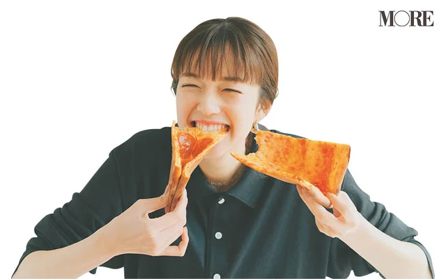 佐藤栞里が岡山県のおすすめお取り寄せグルメ「ALLDAY PIZZA」のスライスピザセットを食べている様子