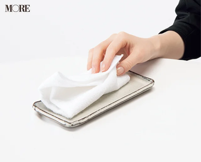 マナーブック冠婚葬祭食事編　【基本のテーブルマナー】和食・洋食の正しい振る舞いを解説。おしぼりの使い方を解説している写真