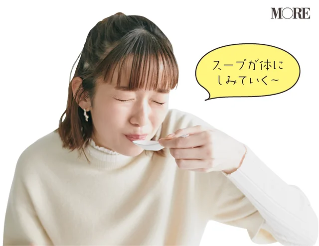 佐藤栞里が和歌山県のおすすめお取り寄せグルメ「井出商店」の中華そばを食べている様子