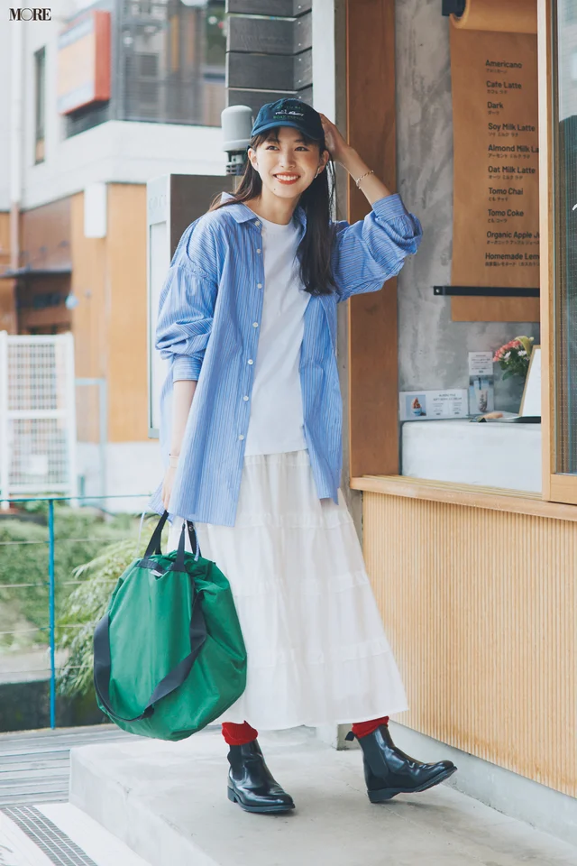 【今日のコーデ】オール白のスカートコーデにブルーのストライプシャツをはおった井桁弘恵