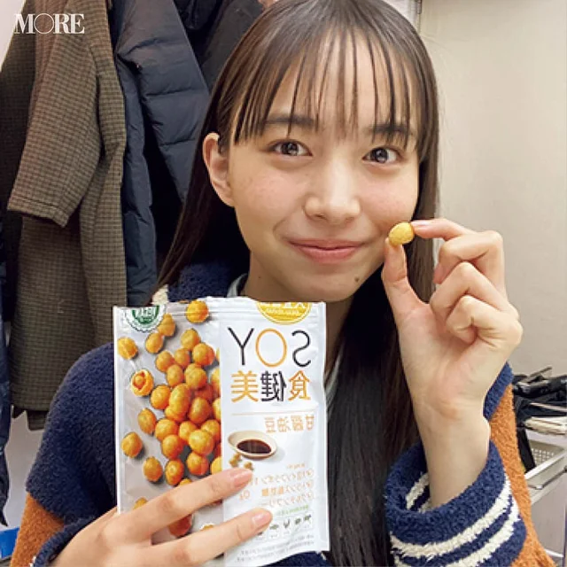 井桁弘恵が『大豆習慣 SOY食健美 甘醤油豆』を食べている様子