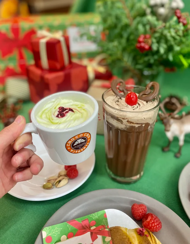 サンマルクの（左）「ピスタチオツリーラテ」、（右）「チョコレートトナカイスムージー」