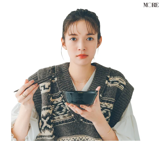 佐藤栞里が石川県のおすすめお取り寄せグルメ「つば甚」の鴨鍋セットを食べている様子